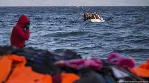 بحرية يونانية تجر اللاجئين إلى البحر