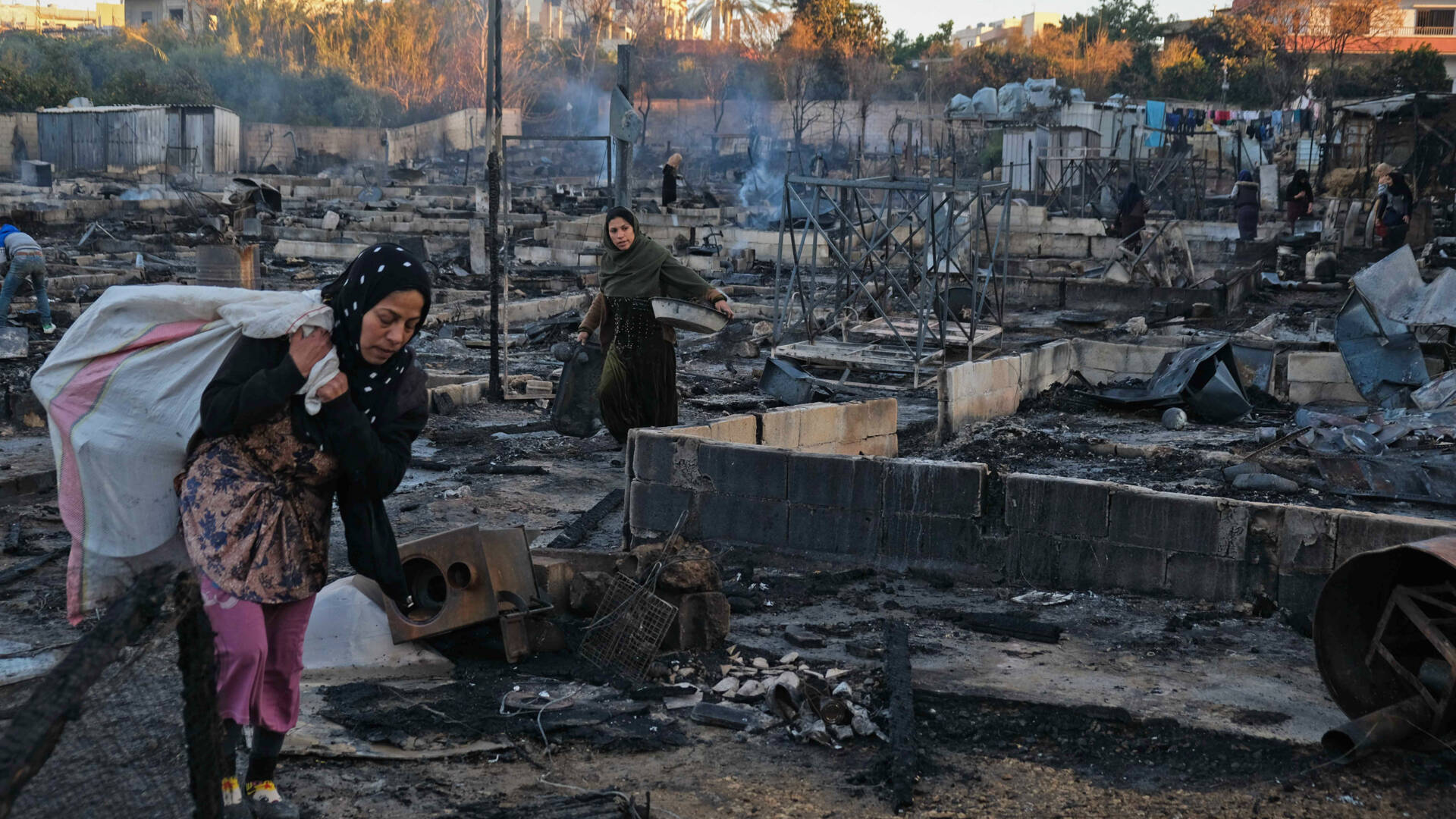 مئات السوريين بلا مأوى بعد حريق في مخيم اللاجئين...ما هو رد الحكومة اللبنانية؟