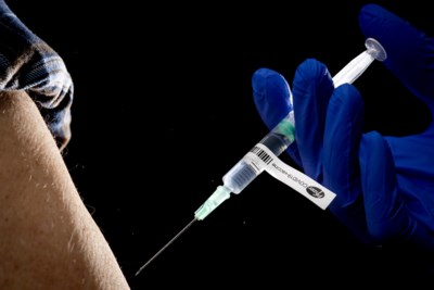 مجلس الوزراء يستيقظ من سباته ويحدد موعد تطعيم عمال الرعاية الصحية 