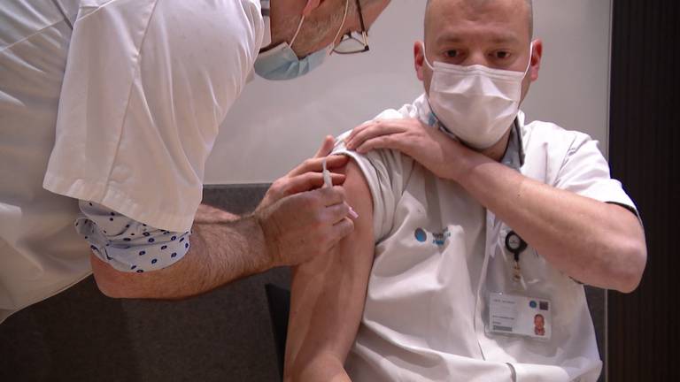 بعد عشرات الآلاف من التطعيمات في هولندا ضد فيروس كورونا ظهور أثار جانبية للقاح!