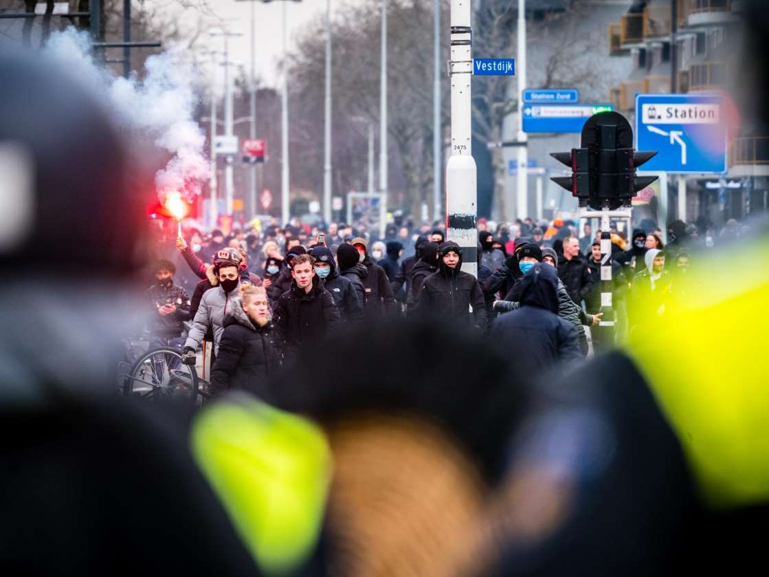 لا تزال عناصر الشرطة تخشى "أيام أو أسابيع" من أعمال شغب في هولندا، فما العمل؟