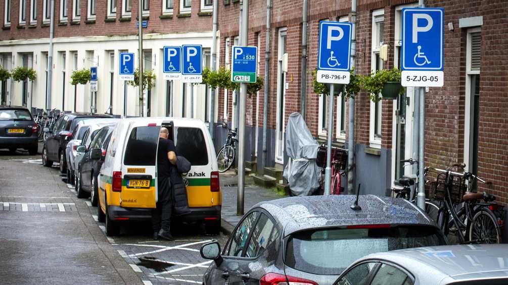 شارع كامل في روتردام يصبح مليء بمواقف لسيارات الأشخاص ذوي الاحتياجات الخاصة