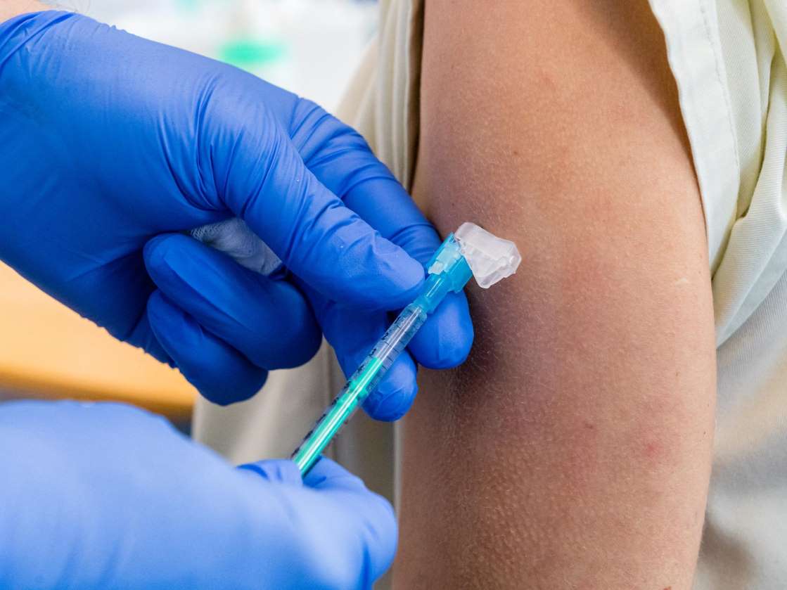 جامعة أكسفورد تقترح اختبار لقاح أسترا زينيكا على الأطفال والمراهقين
