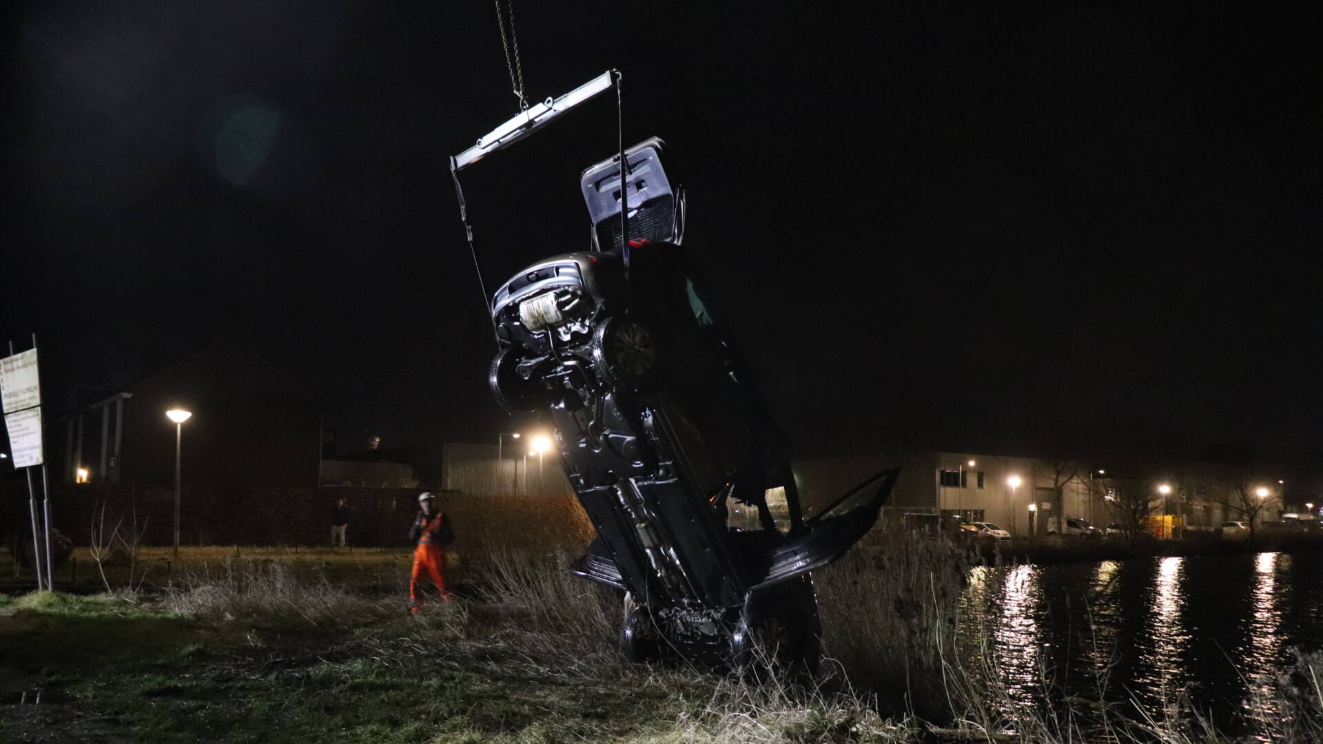 سقوط سيارة تحوي ثلاثة أطفال وامهم في الماء في أمستردام، الام مفقودة