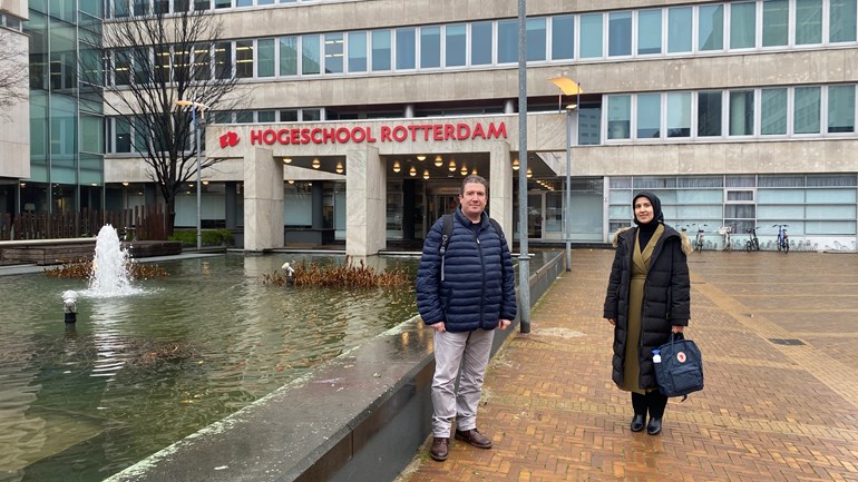 مدرسون لاجئون من تركيا وسوريا يستأنفون العمل في مدارس روتردام: 'هذه فرصة مثالية بالنسبة لهم'
