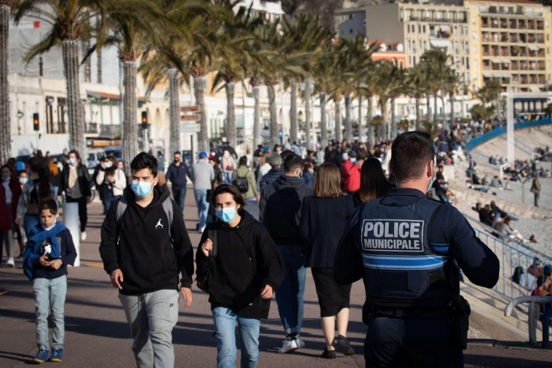 ما هي الدول المحيطة في هولندا التي تريد فرض الاسترخاء او التمديد في الحظر