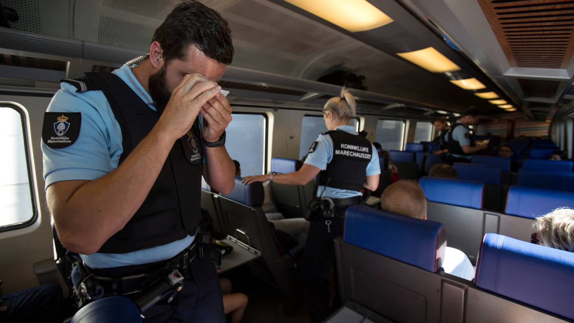 الشرطة العسكرية الهولندية تلقي القبض على شخص للاشتباه بتهريب رجلين سوريين بالقطار الدولي