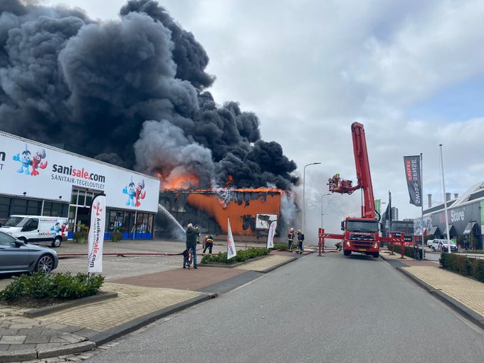 دخان أسود في Capelle aan den IJsel: متجر أثاث دمرته النيران