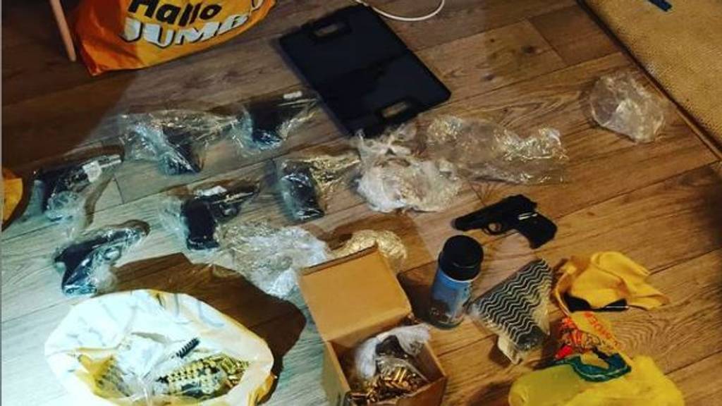 تم العثور على أسلحة نارية في منزل صبي يبلغ من العمر 18 عاماً