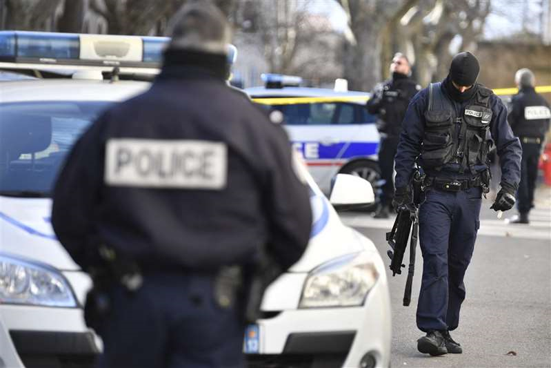 الشرطة الفرنسية تعتقل سيدات لارتكابهن خطط هجوم إرهابي