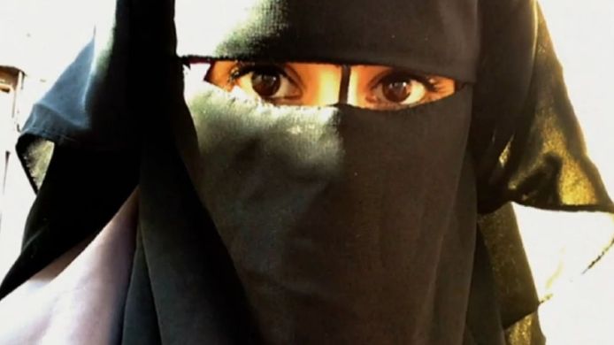أنجيلا ب. تدعو السفر إلى سوريا بالعمل ساذج: 'كان وَجْعًا غبيًا'