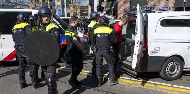 شرطة أمستردام تعتقل 50 شخصاً في يوم الملك !!