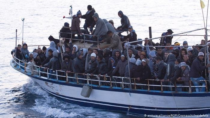 إنقاذ نحو 100 مهاجر من الغرق بينهم قاصرين 