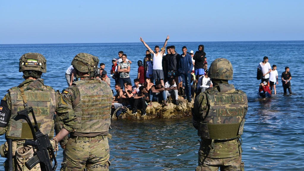 السلطات الإسبانية تعلن أن نحو ألف مهاجر قاصر ما زالوا في جيب سبتة