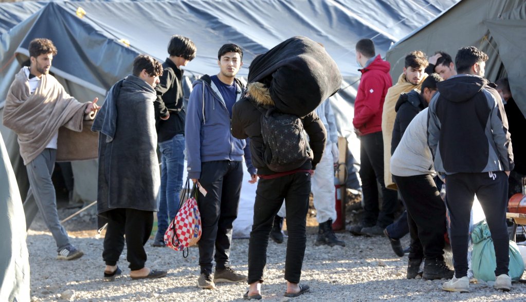 نقل 250 مهاجراً إلى مخيمات بوسنة 