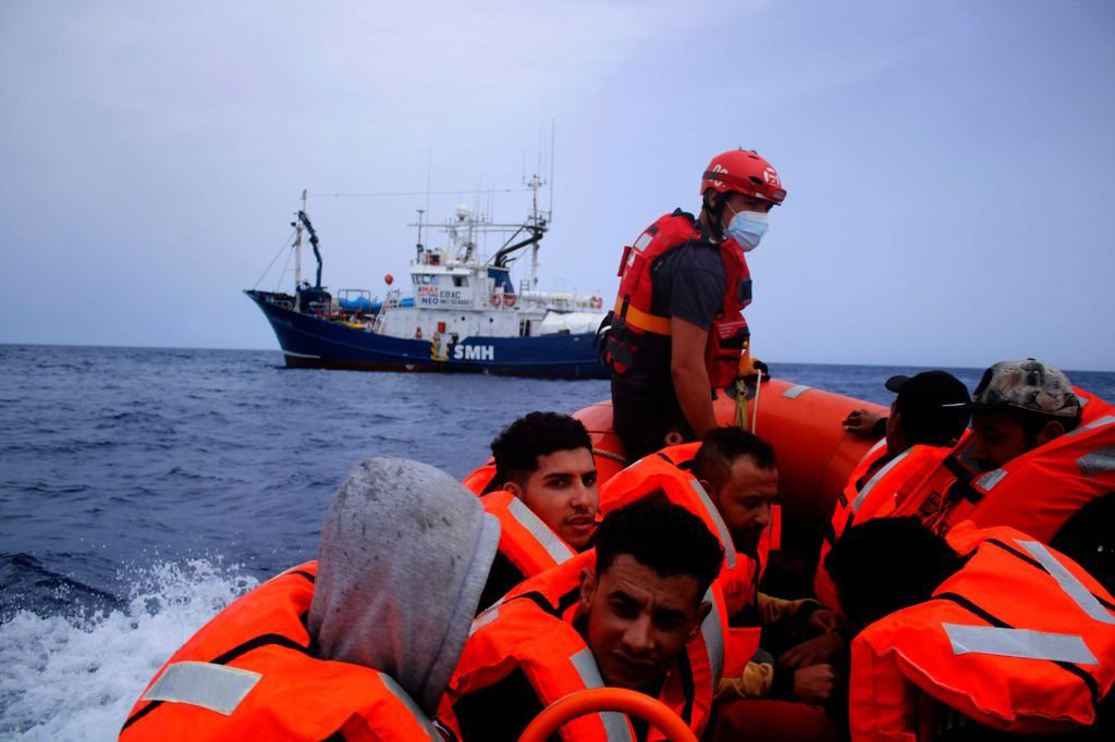إنزال 50 مهاجرا في ميناء صقلية