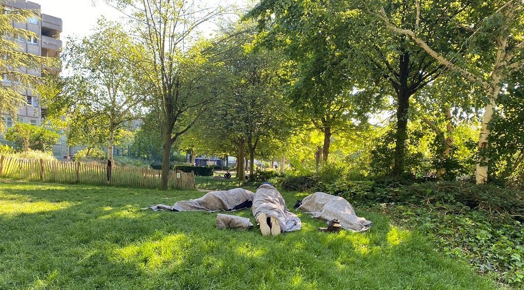 مهاجرون مشردون يفترشون إحدى حدائق باريس