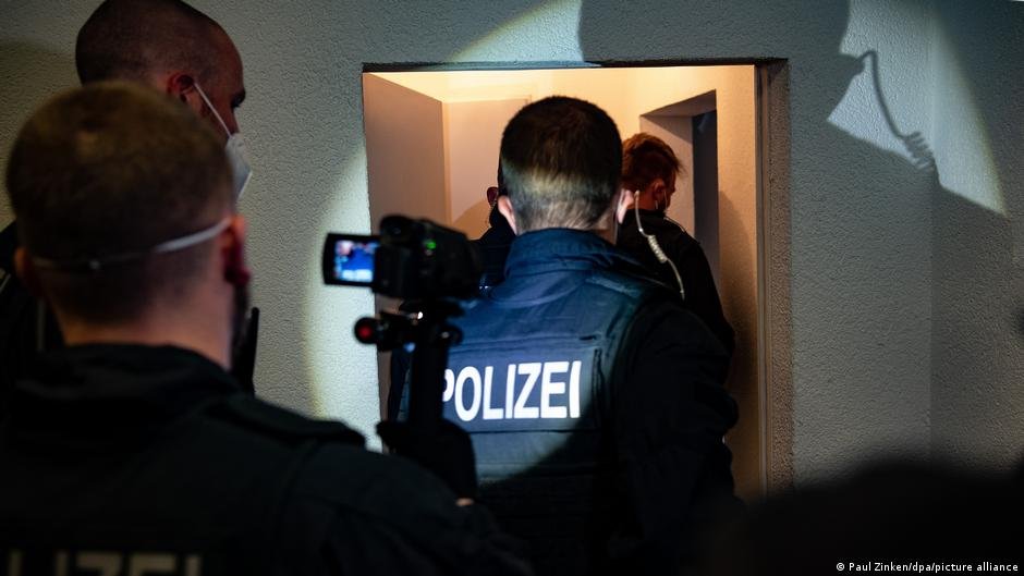 الشرطة تداهم شبكة لتهريب البشر في ألمانيا وسلوفاكيا