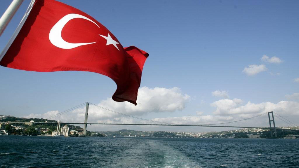 اعتراض 31 مهاجراً دفعتهم اليونان باتجاه المياه التركية