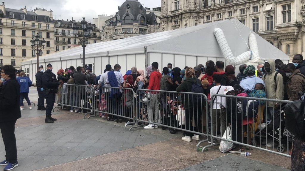 بأقل من 24 ساعة ساحة مليئة بالمهاجرين تم أخلاؤها في باريس!؟
