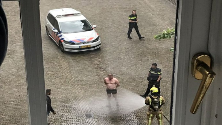 يسكب على نفسه سائل شديد الاشتعال و يقف أمام مبنى الحكومة الهولندية