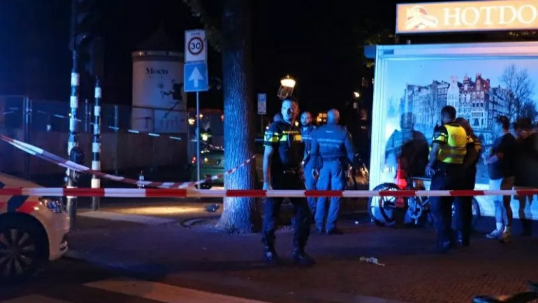 طعن رجل في الشارع في أمستردام و وفاته
