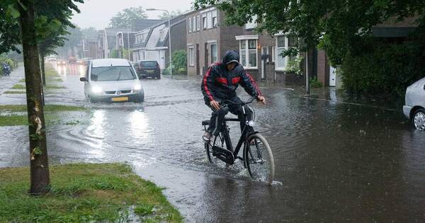 المياه تخرق أحد السدود في هولندا