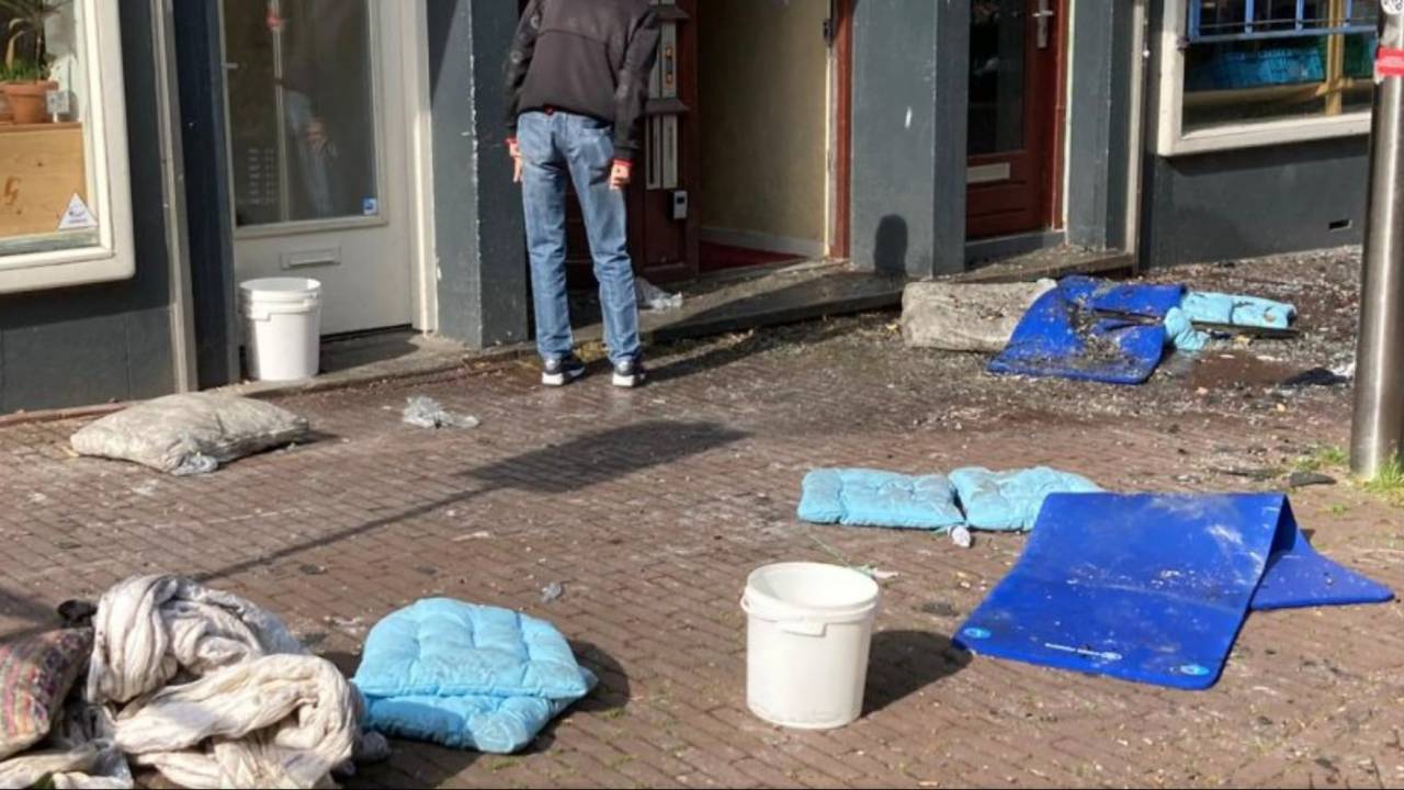 أُصيب اثنان بجروح بالغة جراء القفز من نافذة منزل محترق في أمستردام