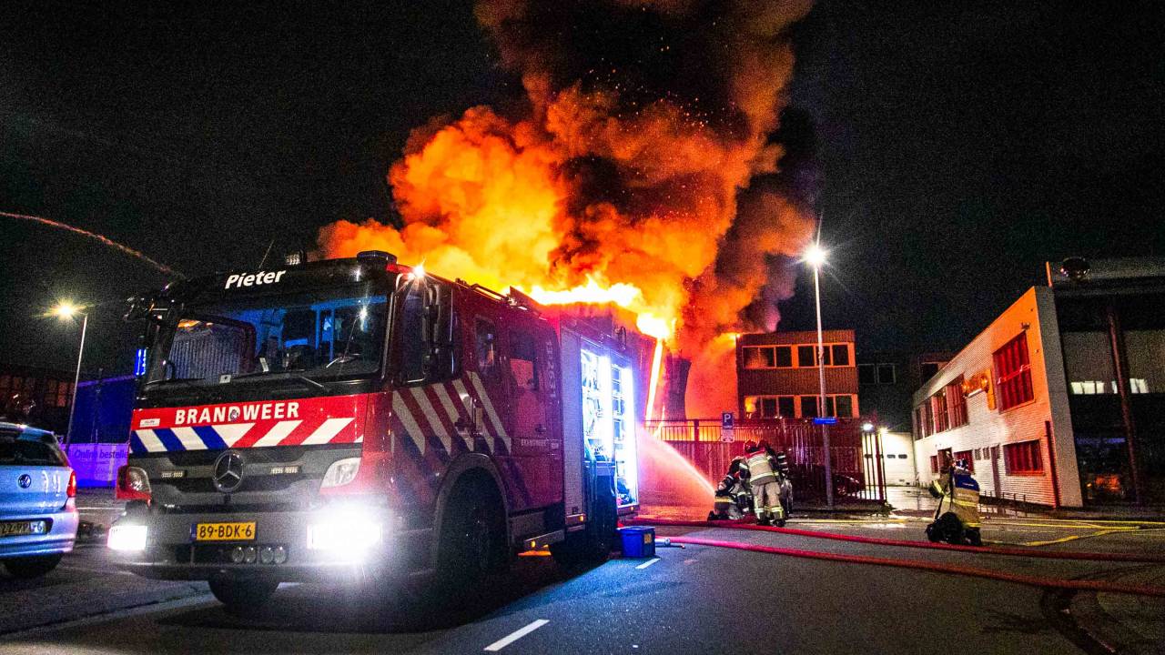 مستودع شاحنات الطعام في أمستردام-سلوتردايك يحترق تماماً