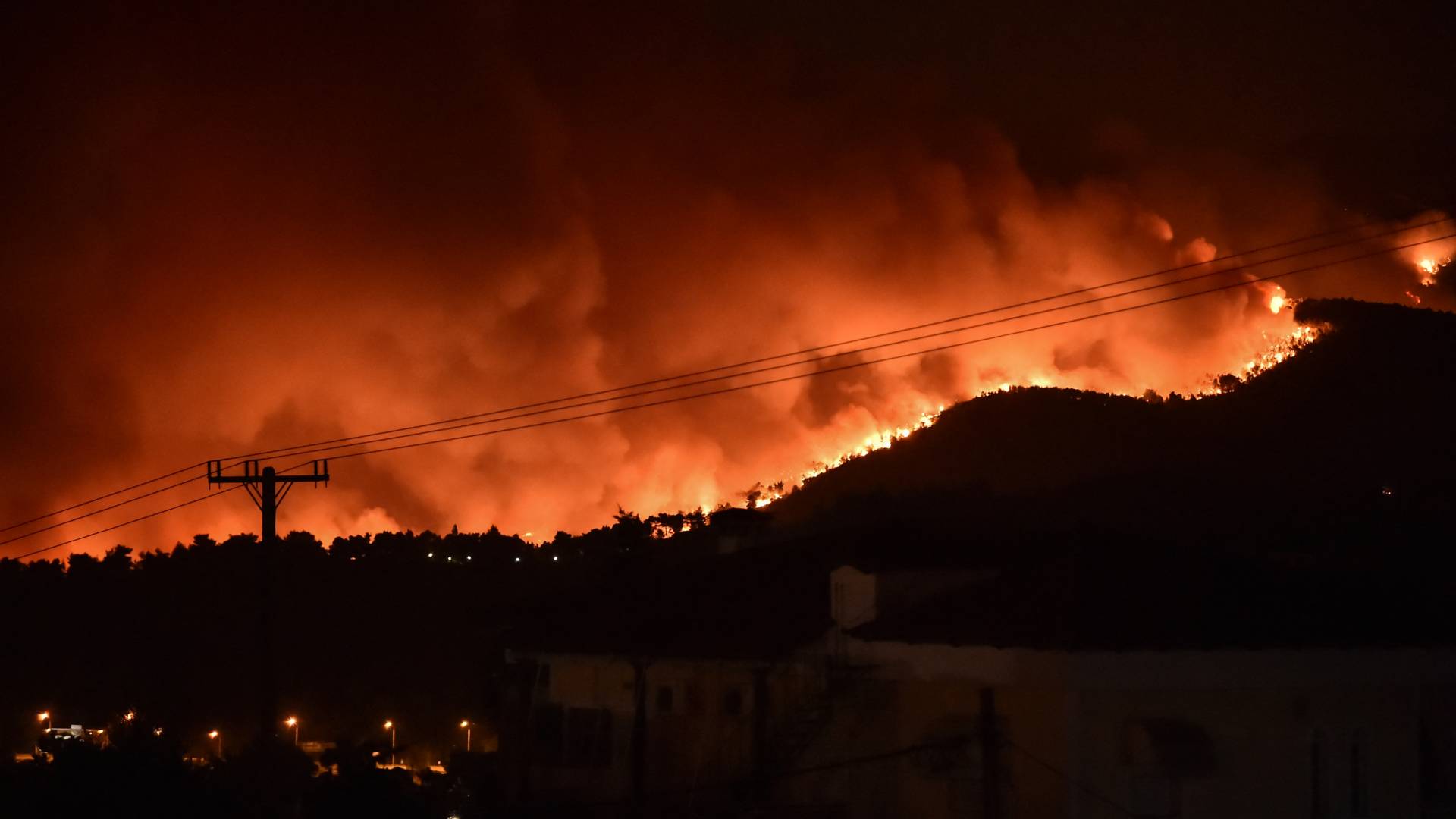 إجلاء الآلاف من السكان بسبب حرائق الغابات في أثينا و هولندا تقدم المساعدة