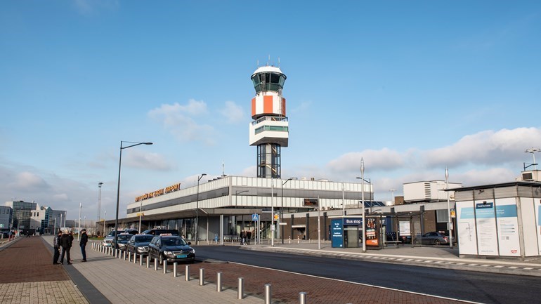 يضع مطار روتردام لاهاي الخيام أمام مبنى الركاب