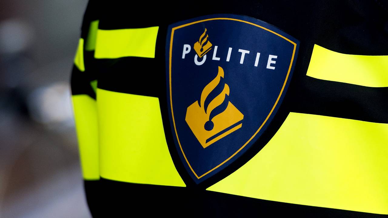 القبض على أربعة رجال يقومون بالسرقة في أحد شوارع أمستردام