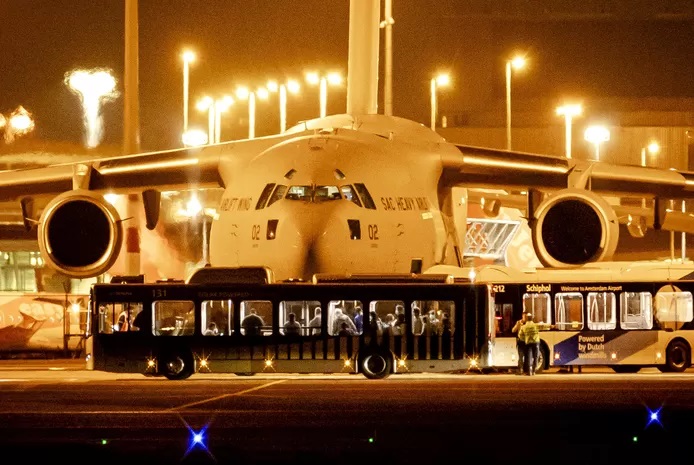 لماذا لا تساعد هولندا خارج مطار كابول؟ • لا يزال الوضع بالمطار محفوفاً بالمخاطر