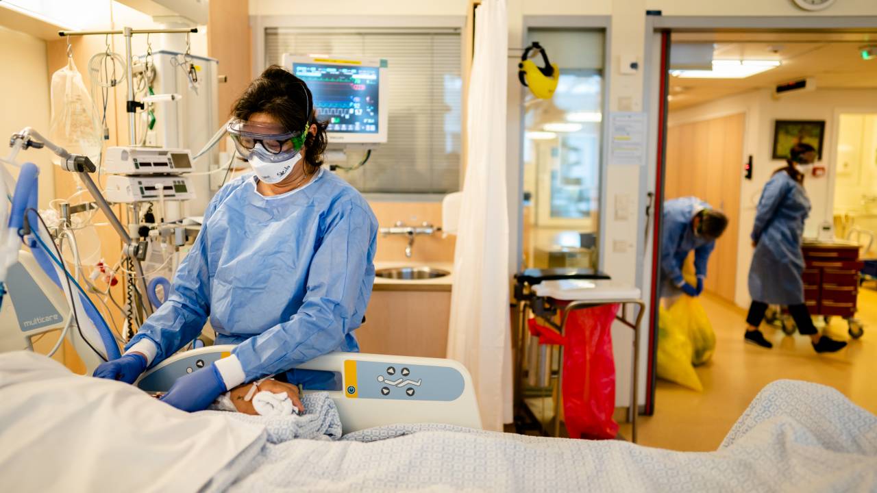 مغادرة الكثير من الممرضات والخوف من ازدياد عدد الإصابات في الخريف  • المستشفيات تكافح مع مُنكري كورونا