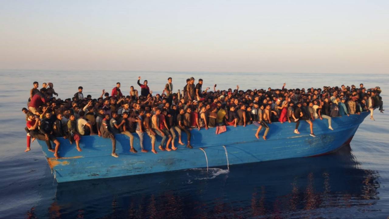 اكتشاف لاجئين جدد ومنهم سوريين في قارب صيد!