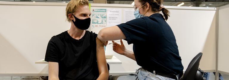 كورونا باقٍ ولن يختفي تماماً • أول شركة هولندية  تلزم الموظفين على التطعيم الكامل