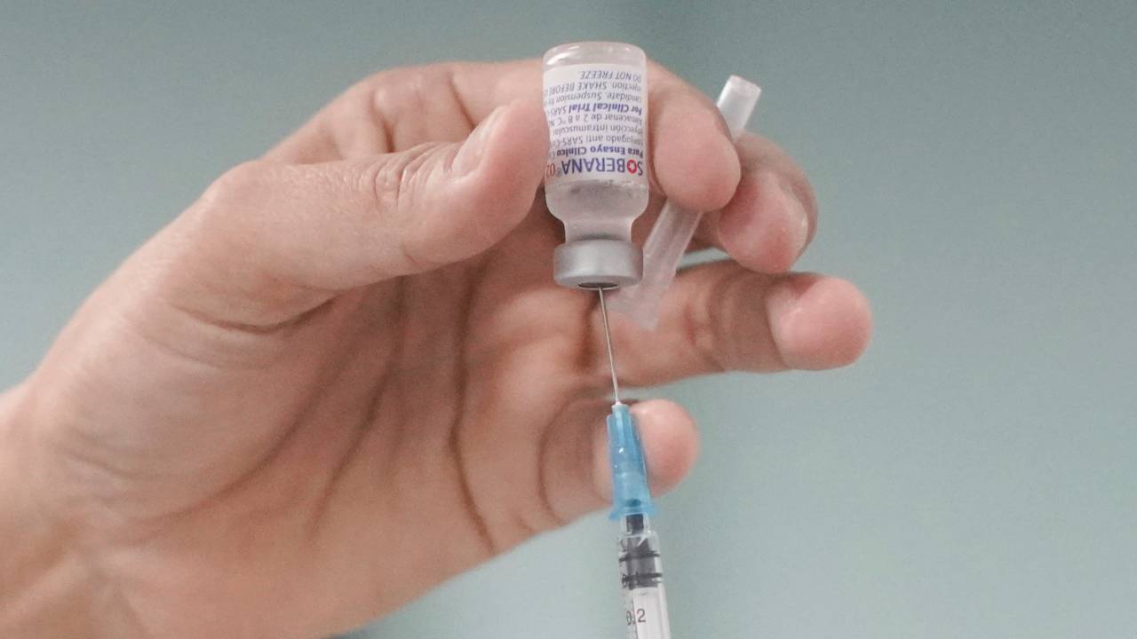 أول دولة تقوم بتطعيم الأطفال الذين تتراوح أعمارهم بين 2 و 18 عاماً