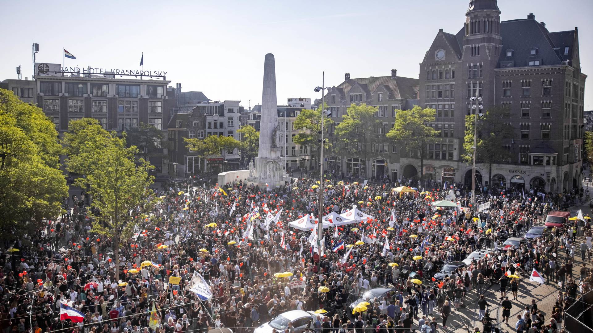 تظاهر الآلاف في أمستردام احتجاجاً على إجراءات كورونا