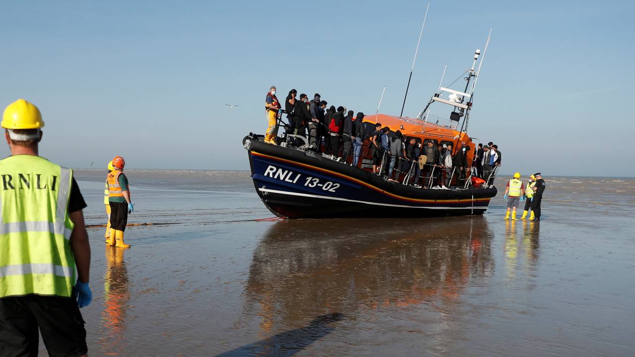 بريطانيا تعيد اللاجئين إلى البحر، وستستخدم طرق ردع جديدة