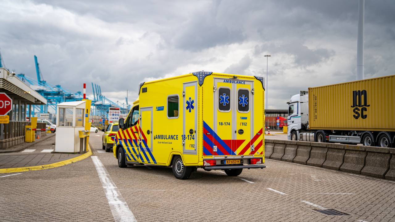 العثور على أشخاص يعانون من ضيق التنفس في حاوية في ميناء روتردام