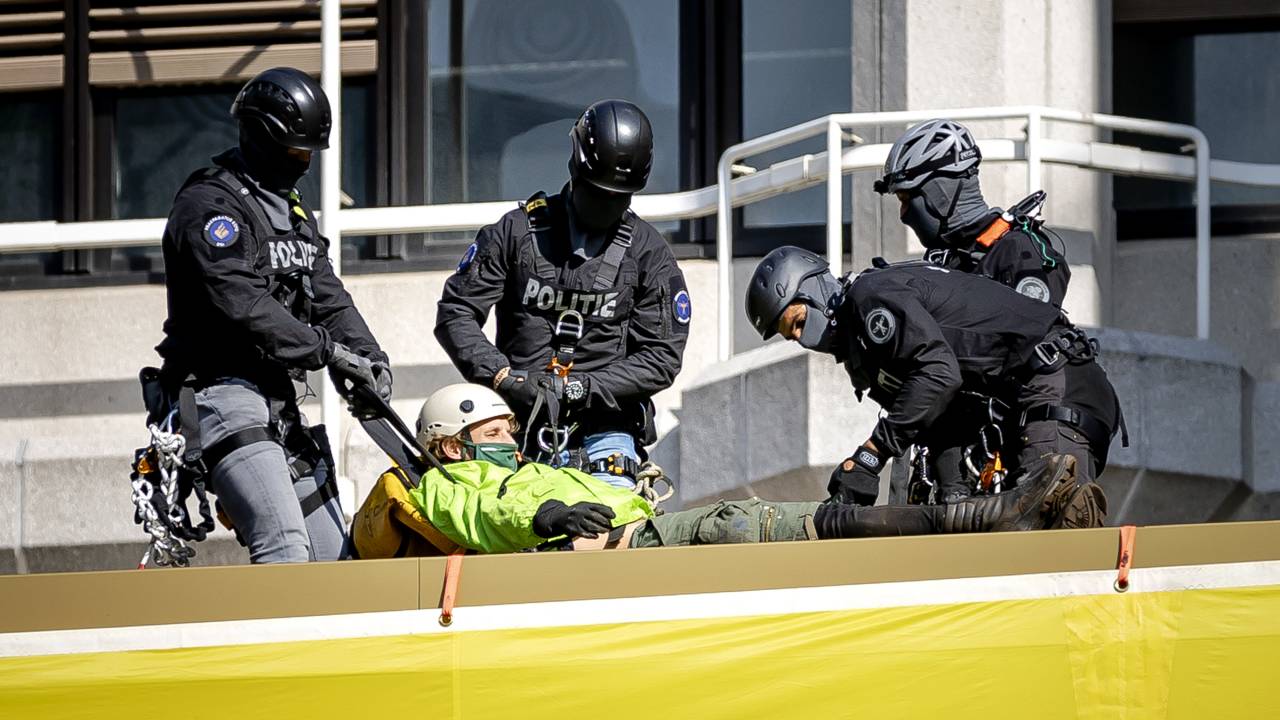 تسلق نشطاء Greenpeace على مبنى البرلمان، واعتقال العشرات