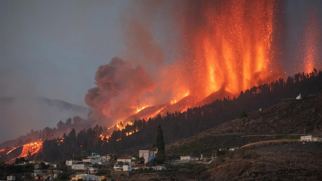 تتدفق الحمم البركانية إلى القرى في La Palma، وإجلاء آلاف الأشخاص ومنهم هولنديون