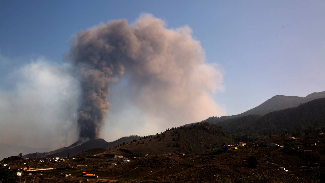 150 هولندياً في لا بالما، بدأ البركان في الانفجار مرة أخرى