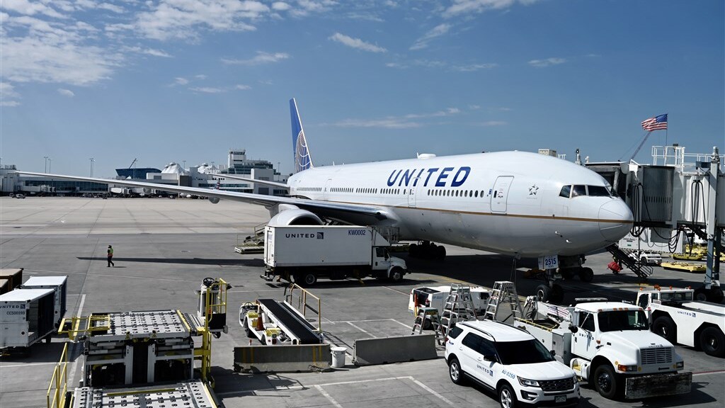 طردت شركة United Airlines مئات الموظفين!