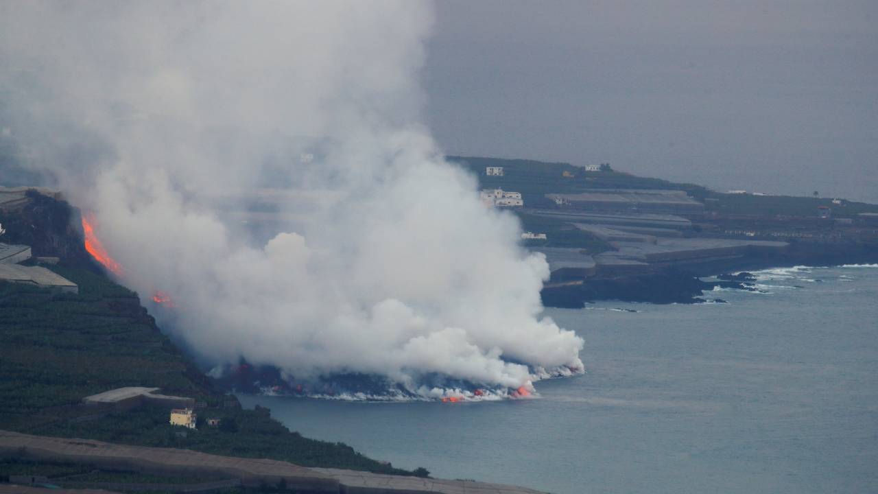 تصل الحمم البركانية في لا بالما إلى المحيط، قلق من الغازات السامة