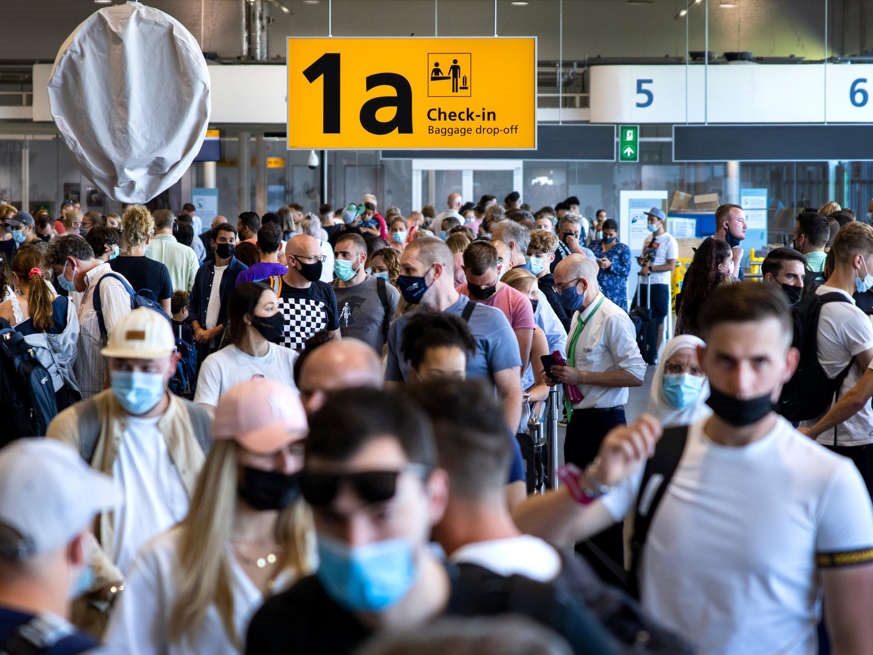 يحذر مطار شيفول المسافرين من "يوم الذروة" في بداية مزدحمة لعطلة الخريف