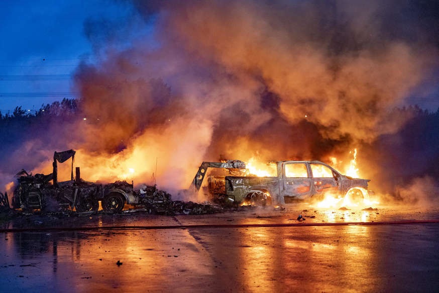 قافلة مشتعلة بعد انفجارات في هوفدورب