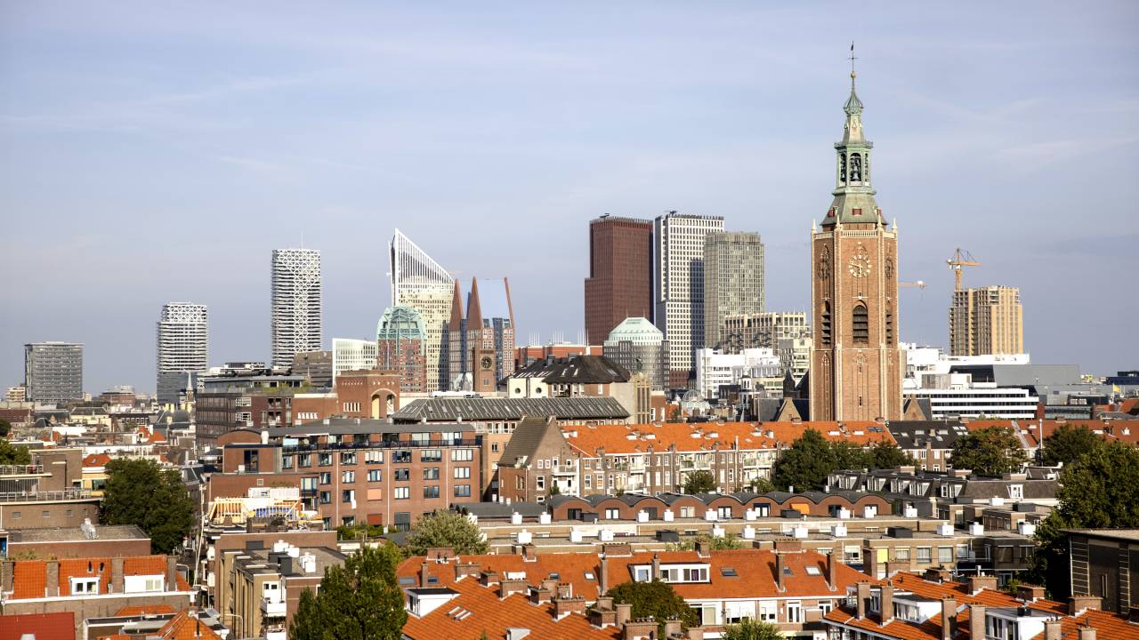 تفرض أمستردام حظراً على إيجار المنازل من 512000 يورو، وستضع لاهاي أيضاً خطة لحماية المشتريات