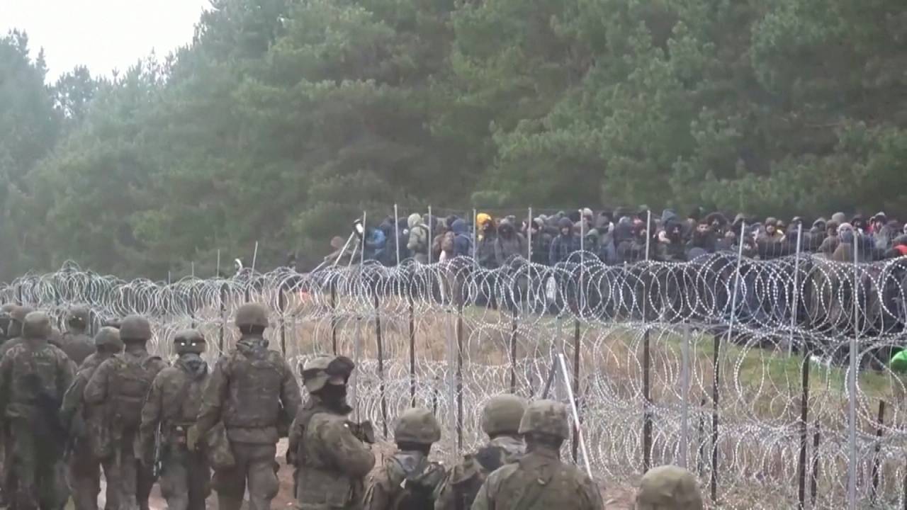 مجموعة كبيرة من المهاجرين على الحدود بين بيلاروسيا وبولندا خوفاً من الموت!