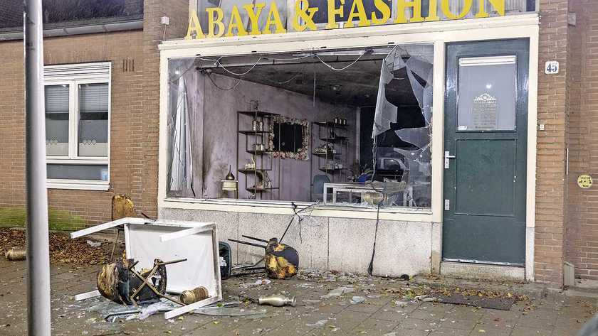 تضررت المباني التجارية جراء الانفجارات في أمستردام نيو ويست